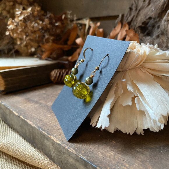 Faceted Olive Green Glass Beaded Drop Earrings Goldtone Earwire - Picture 2 of 5